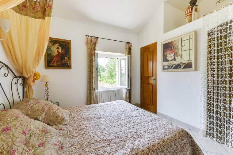 Maison dhotes a Cabrieres dAvignon Neflier Chambre