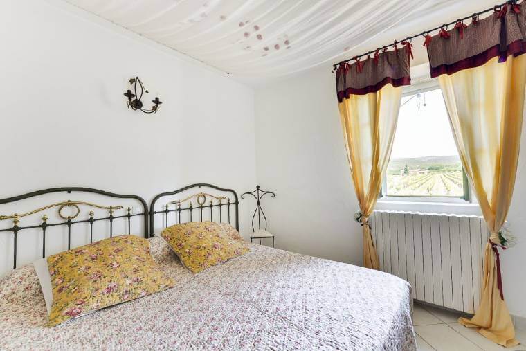 Maison dhotes a Cabrieres dAvignon chambres les figuiers lit a litalienne
