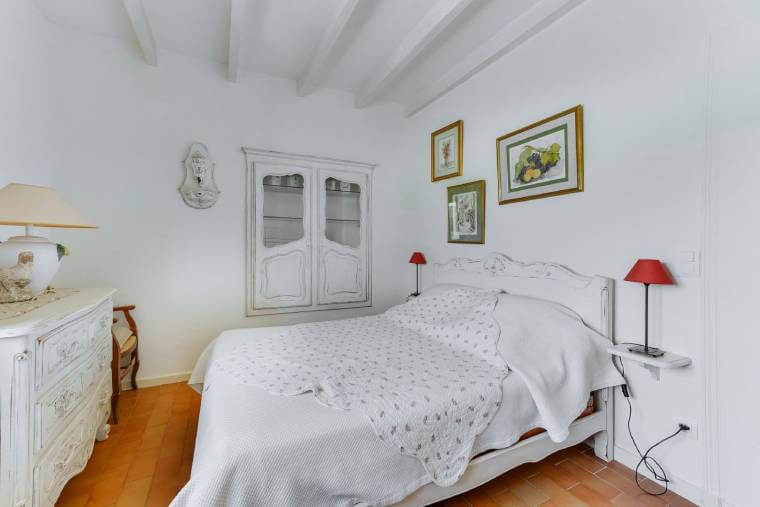 Maison dhotes a Cabrieres dAvignon sud vacances Cerisiers lit double chambre