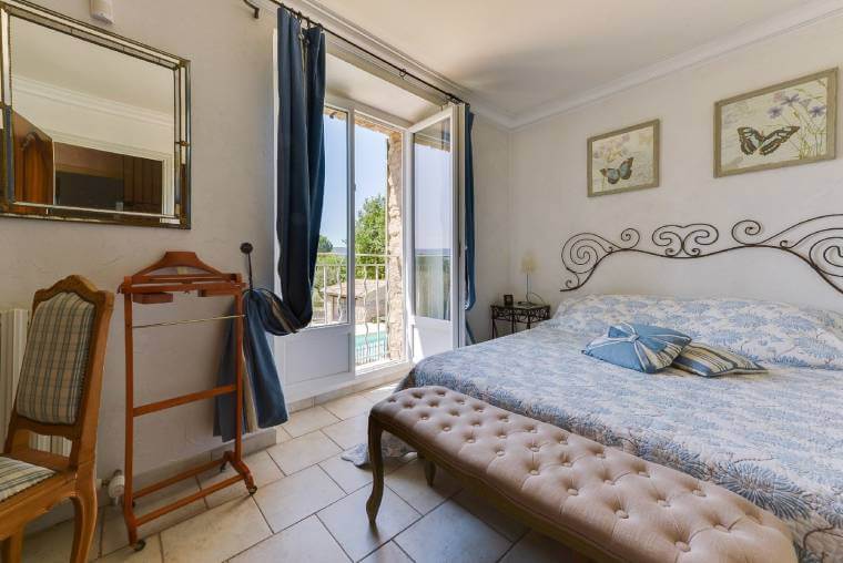 Maison dhotes a Cabrieres dAvignon sud vacances Muscat famille lit double vue jardin