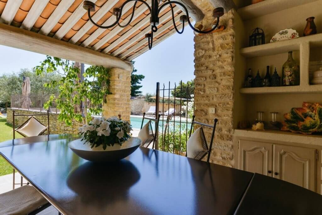 Maison dhotes a Cabrieres dAvignon terasse