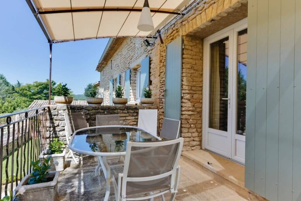 Maison d'hotes a Cabrieres dAvignon terasse chambre