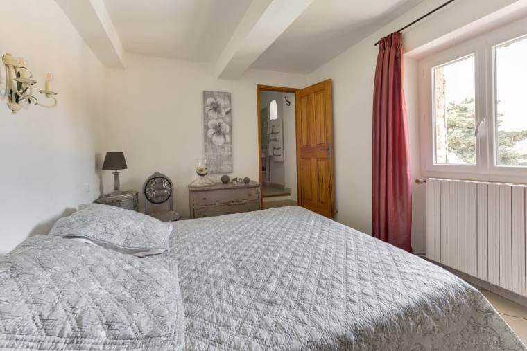 Maison dhotes a Cabrieres dAvignon terasse chambre amendier